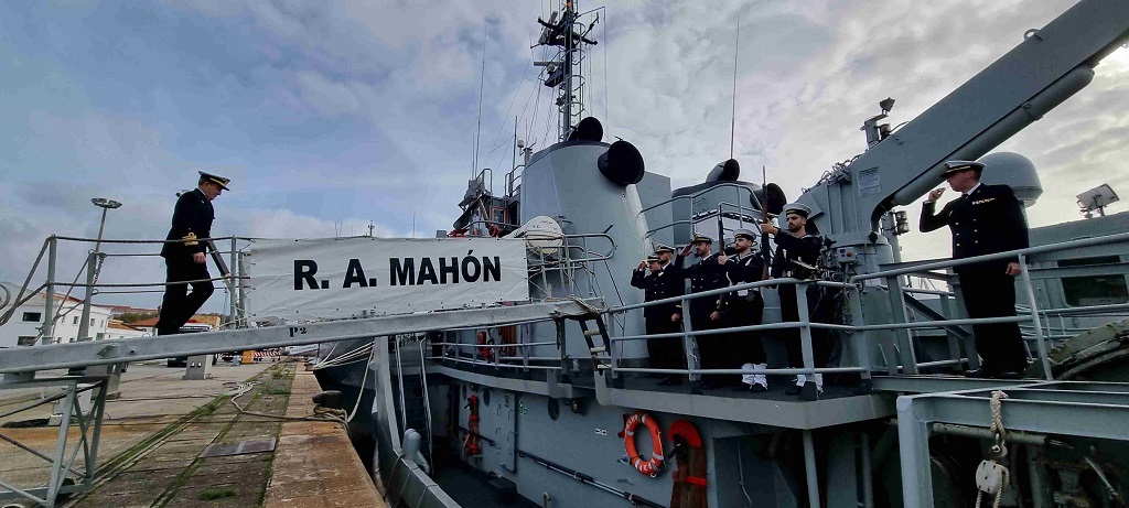 El Almirante General Martorell Lacave embarcando en el Remolcador de Altura "Mahón"