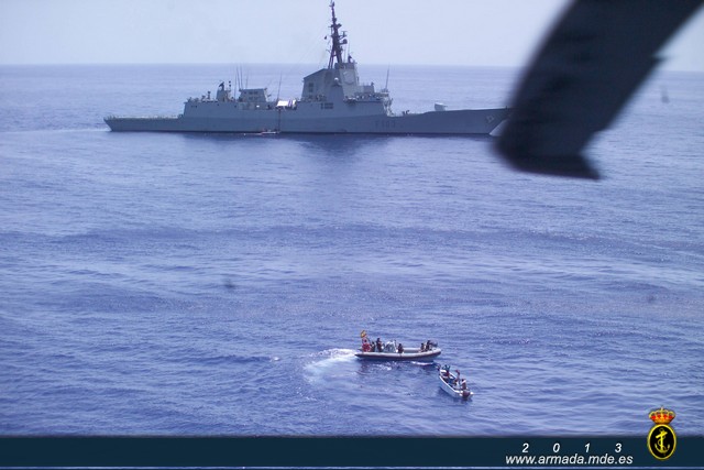 La Fragata Blas de Lezo apresando piratas durante la Operación Atalanta