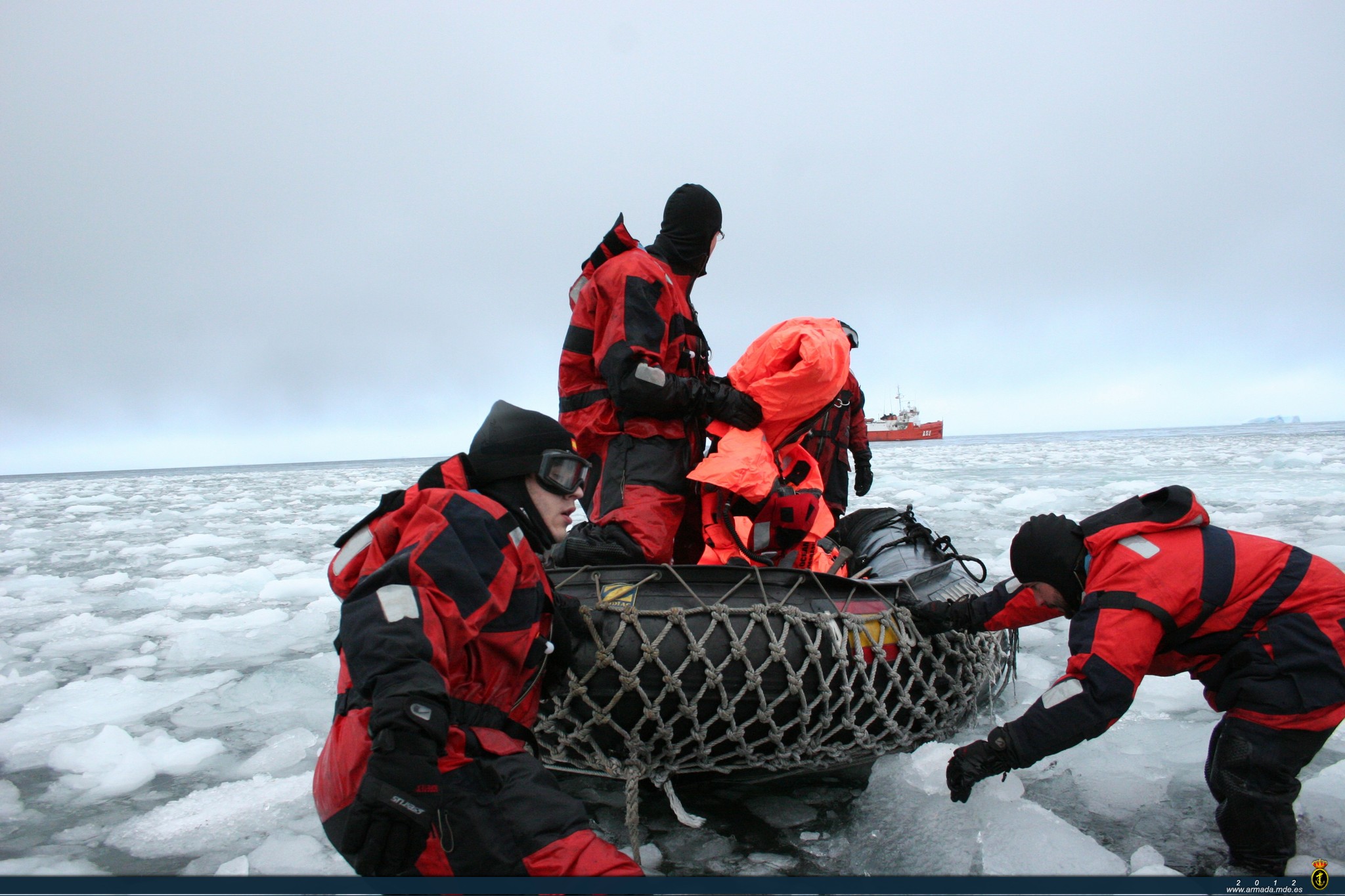 Operaciones de apoyo del BIO Las Palmas a las bases antárticas a través del hielo