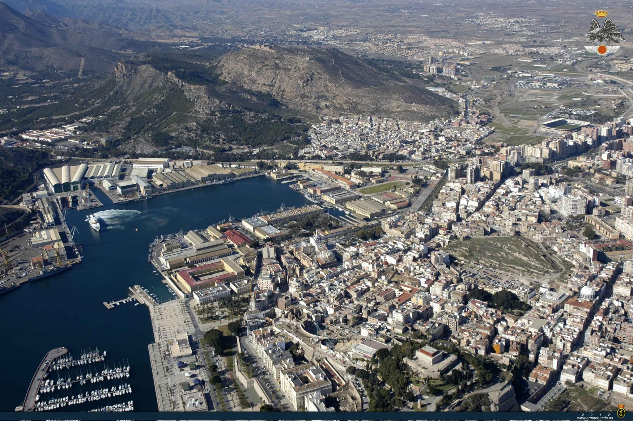 Vista aérea Población y Puerto del Arsenal
