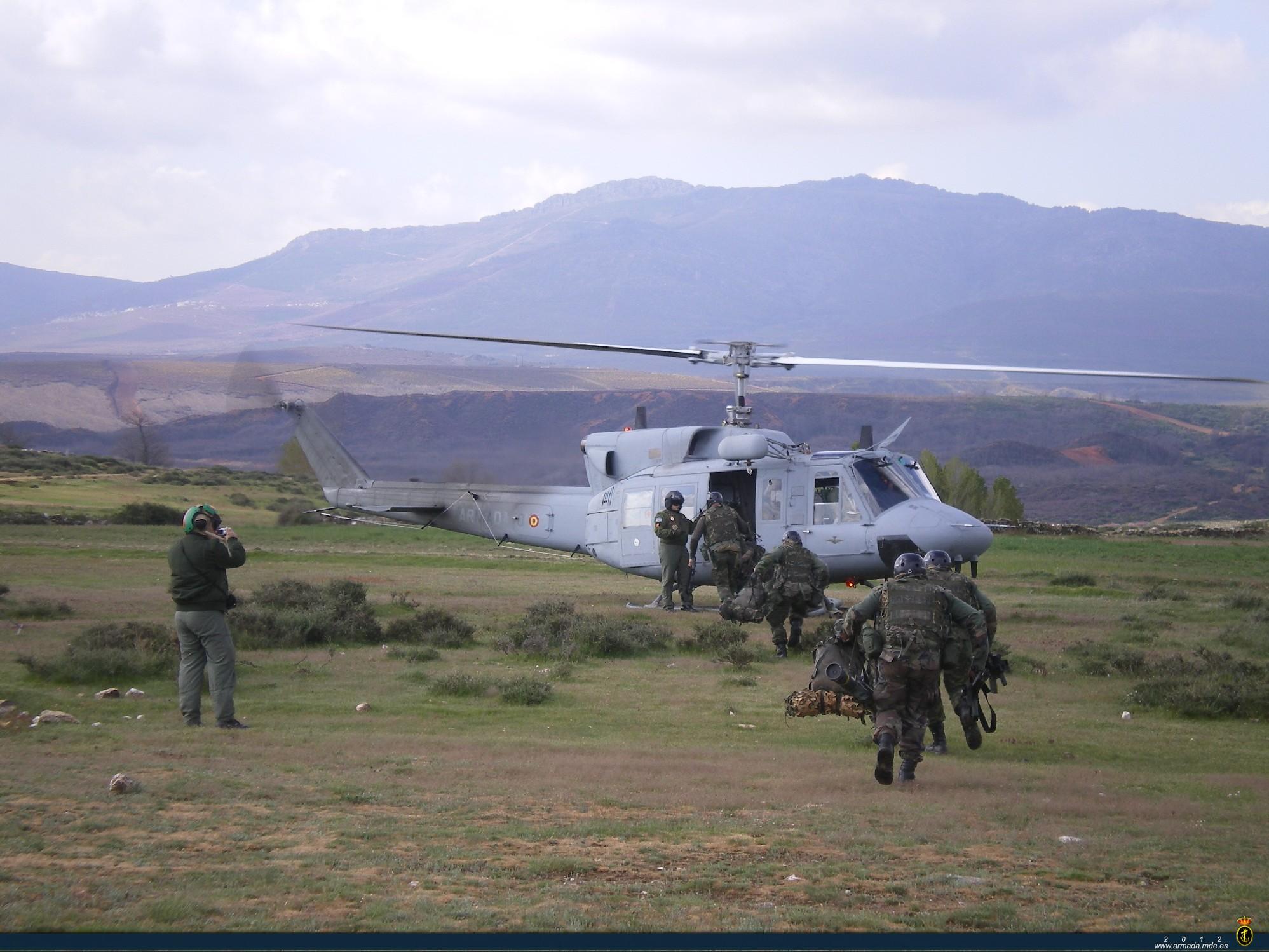 Infantes de Marina embarcando en Helicopteros