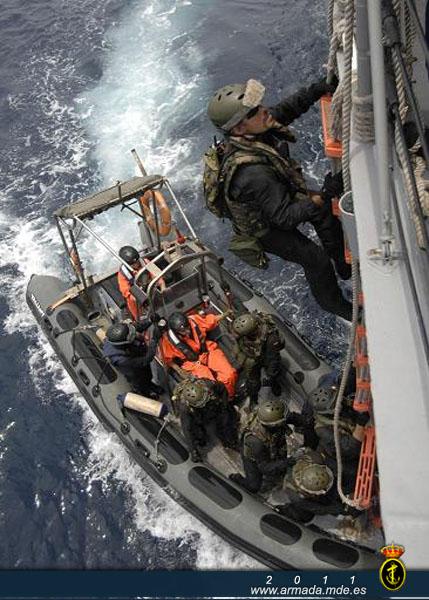 Unidad de Seguridad de Canarias. Abordaje de un buque mediante embarcacion.