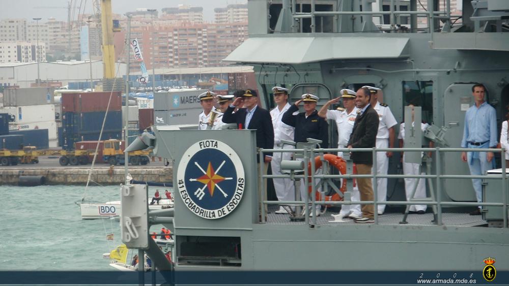 S.M. Don Juan Carlos acompañado de autoridades