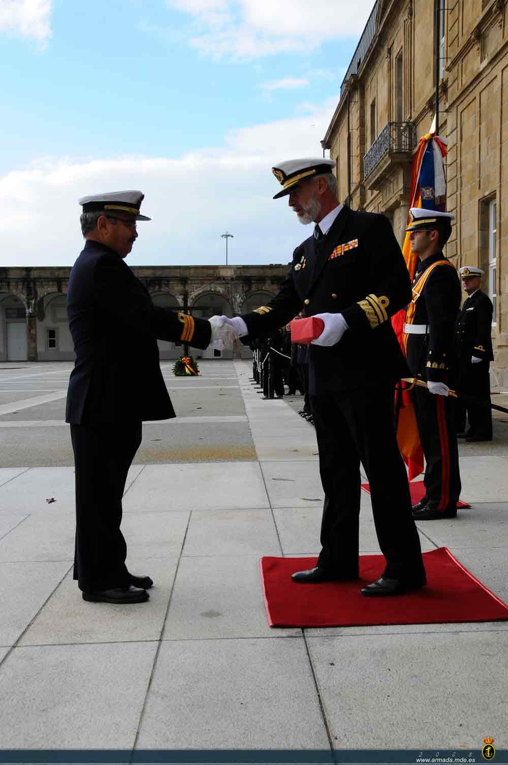 El vicealmirante Bolíbar saluda a uno de los comandantes que pasan a la reserva