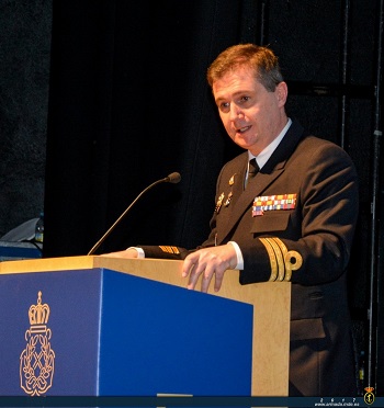 El capitán de fragata Gonzalo Villar, antiguo Jefe de Estudios de la ENM, fue el encargado de presentar el Libro Institucional