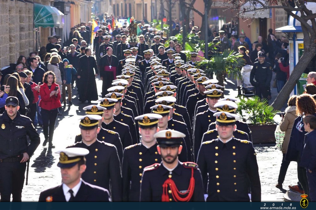 Desfile de Guardiamarinas con la imagen de La Galeona al fondo
