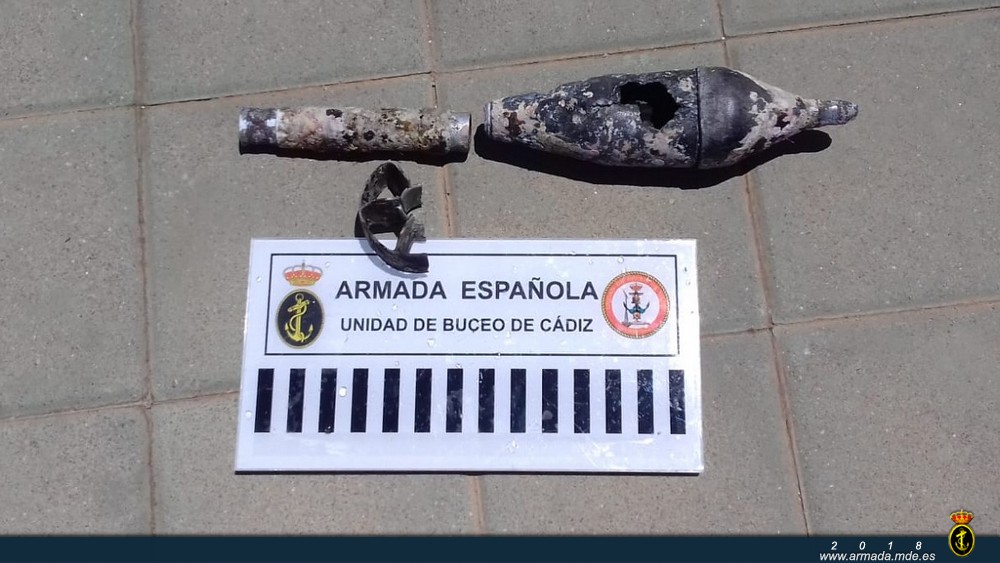 La Armada neutraliza una granada de fusil en aguas de Melilla