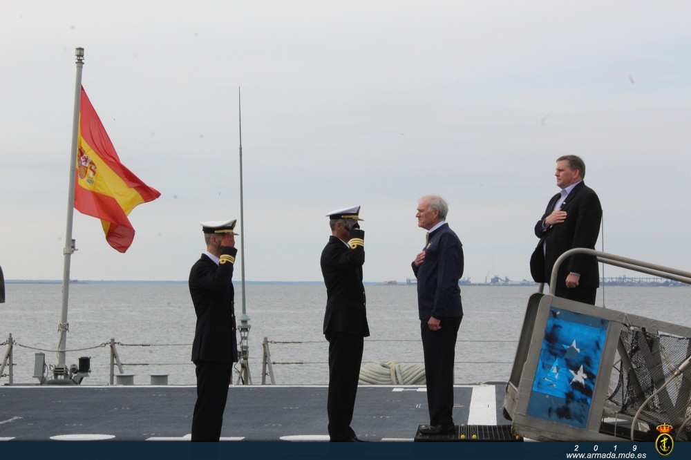 La fragata Méndez Núñez recibe al Secretario de la Marina de EEUU