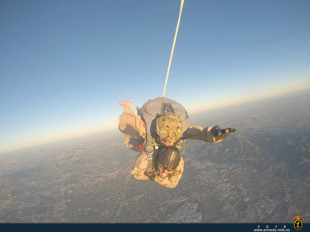Paracaidista realiza chequeo de los elementos principales del paracaídas