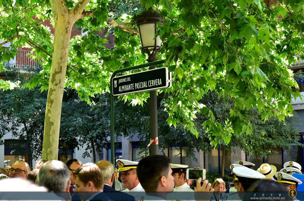 Se inaugura una placa dedicada al almirante Cervera en una plaza de Madrid