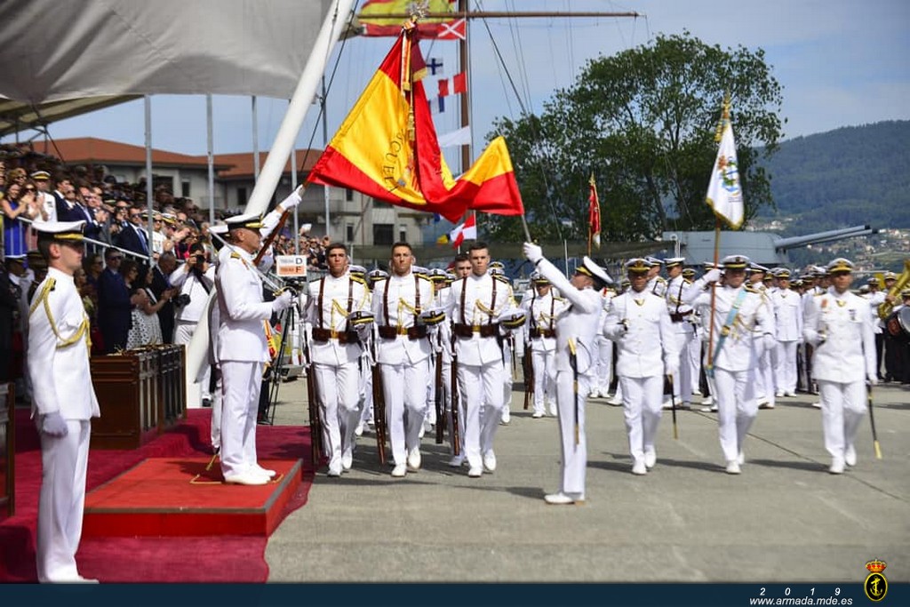 Acto de Jura de Bandera y entrega de Reales Despachos en el Escuela Naval Militar.