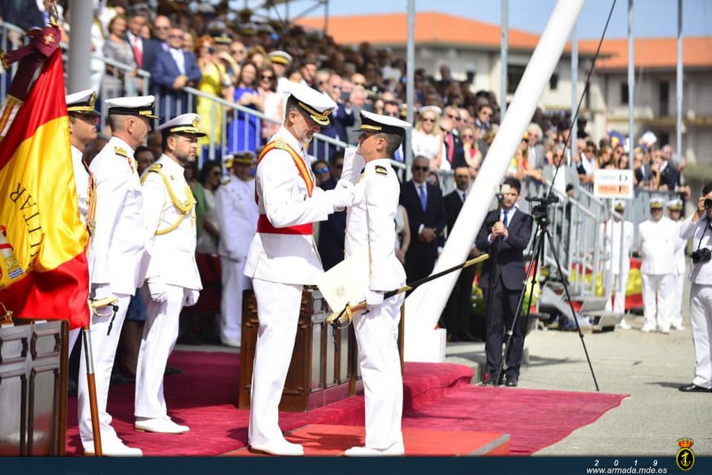 Acto de Jura de Bandera y entrega de Reales Despachos en el Escuela Naval Militar.