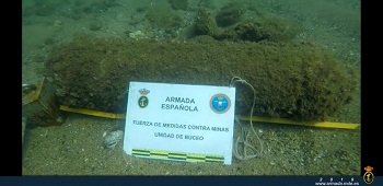 Spanish Navy EOD divers deactivate a Civil War bomb in a Barcelona beach.