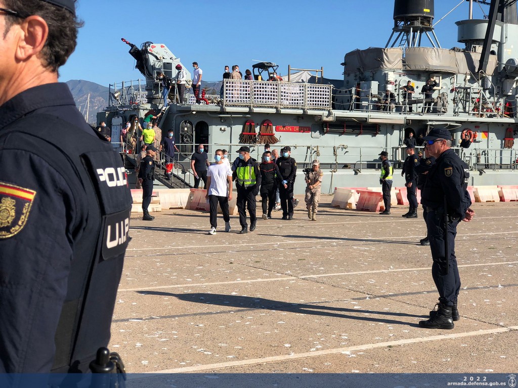 Disembarking rescued migrants in the port of Motril.