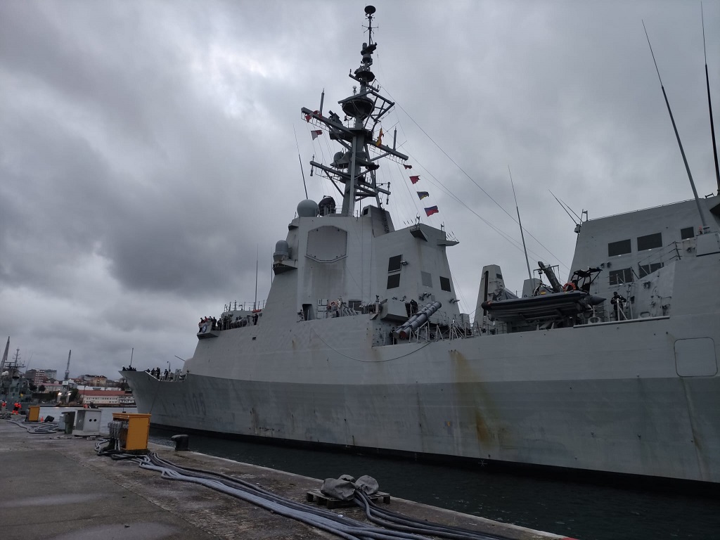 Frigate ‘Cristóbal Colón’ docking.