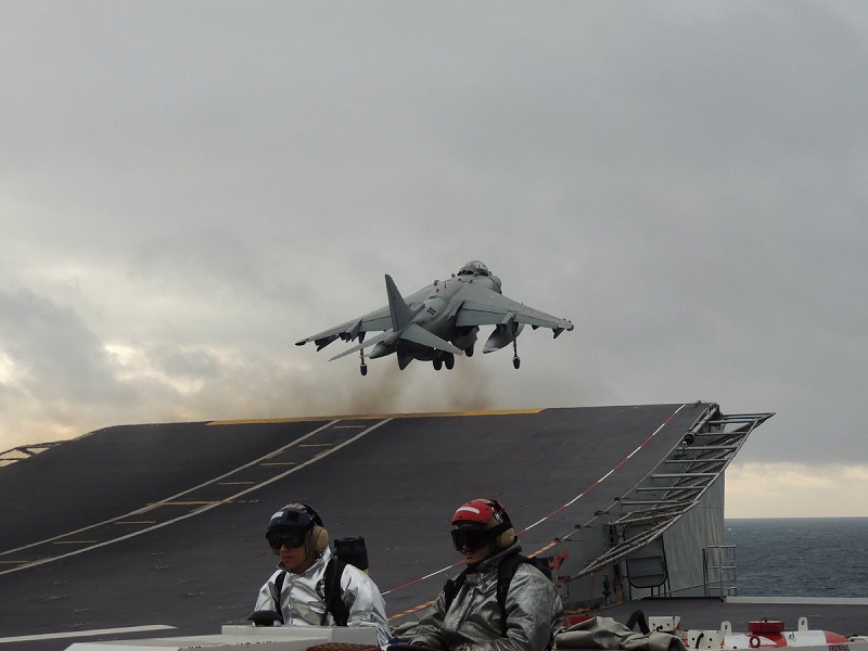 A ‘Harrier’ taking off from the LHD ‘Juan Carlos I’.
