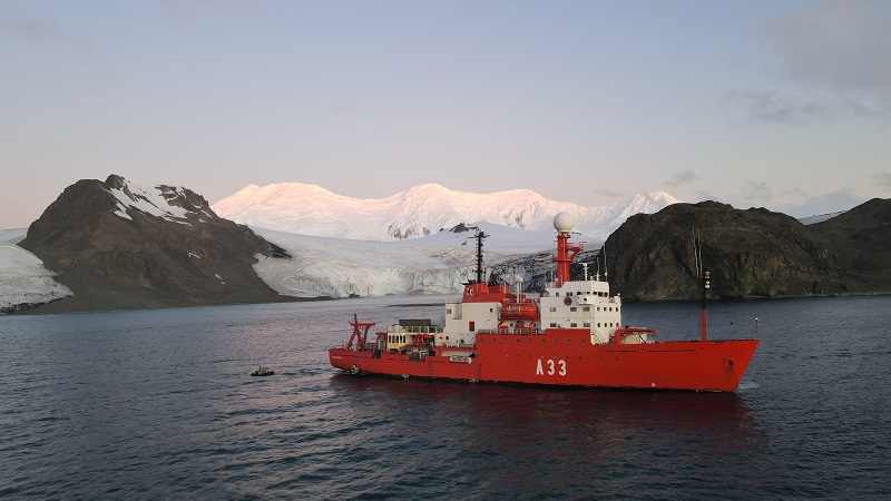 The oceanographic research ship ‘Hespérides’ off the Antarctic coast.