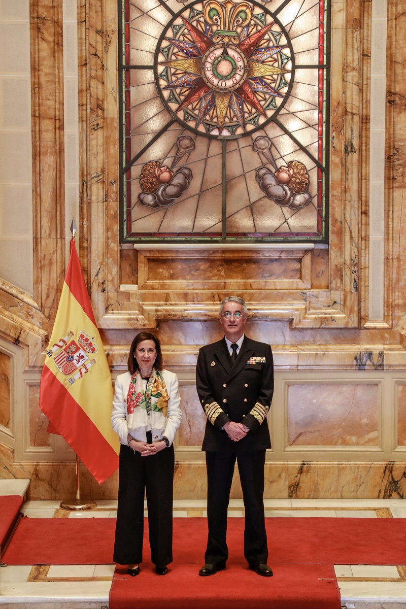 El AJEMA junto a la ministra de Defensa, Margarita Robles