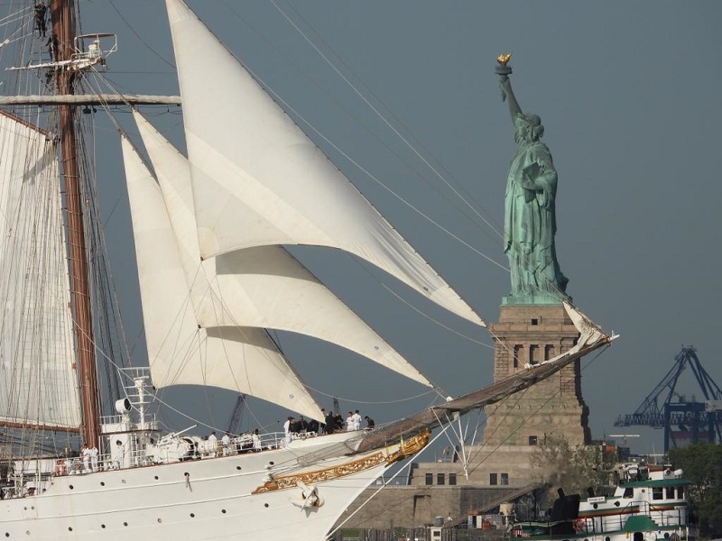 The ‘Elcano’ passing by the Statue of Liberty.