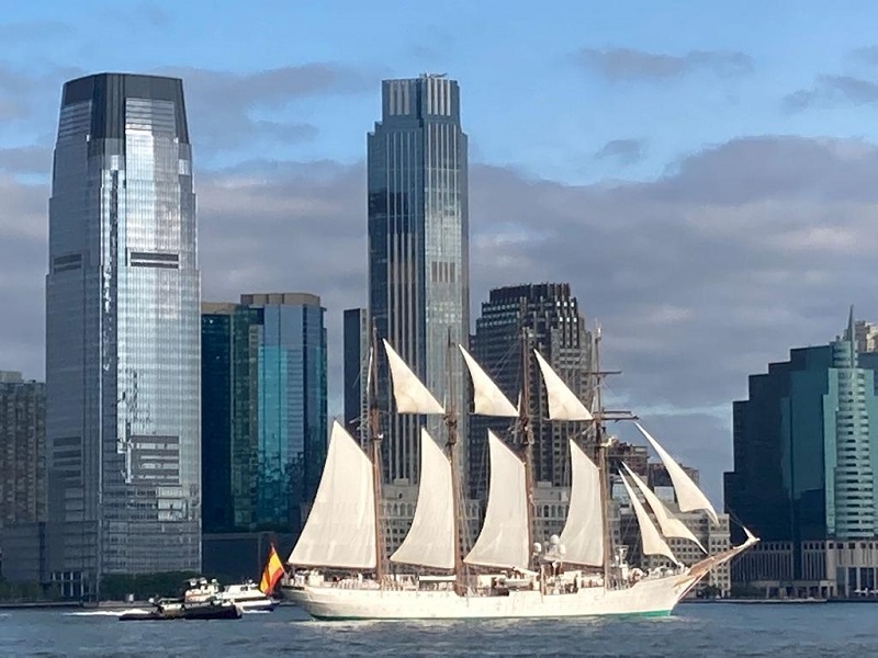 The ‘Juan Sebastián de Elcano’ approaching New York.