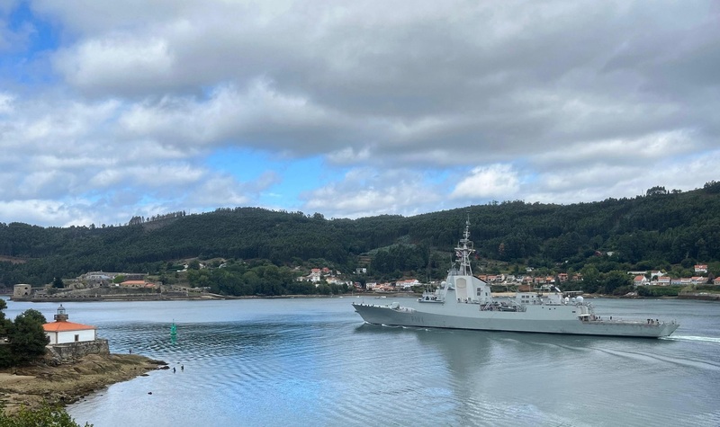 Fragata "Méndez Núñez" saliendo por la Ría de Ferrol