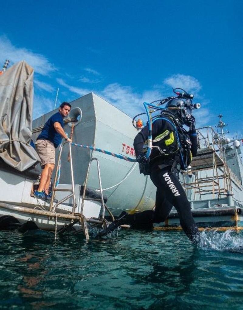 Personal de la Unidad de Buceo de Canarias realizando inmersión para la limpieza de hélices