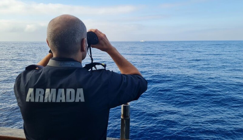 Oficial de Guardia controlando un buque ruso en tránsito por el mar de Alborán