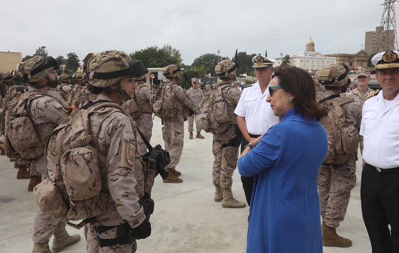 The Minister chatting with some of the marines. 