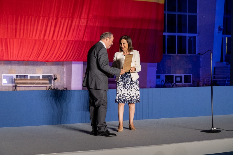 La ministra de Defensa hace entrega del Premio Especial de la Armada al periodista Juanjo Fernández