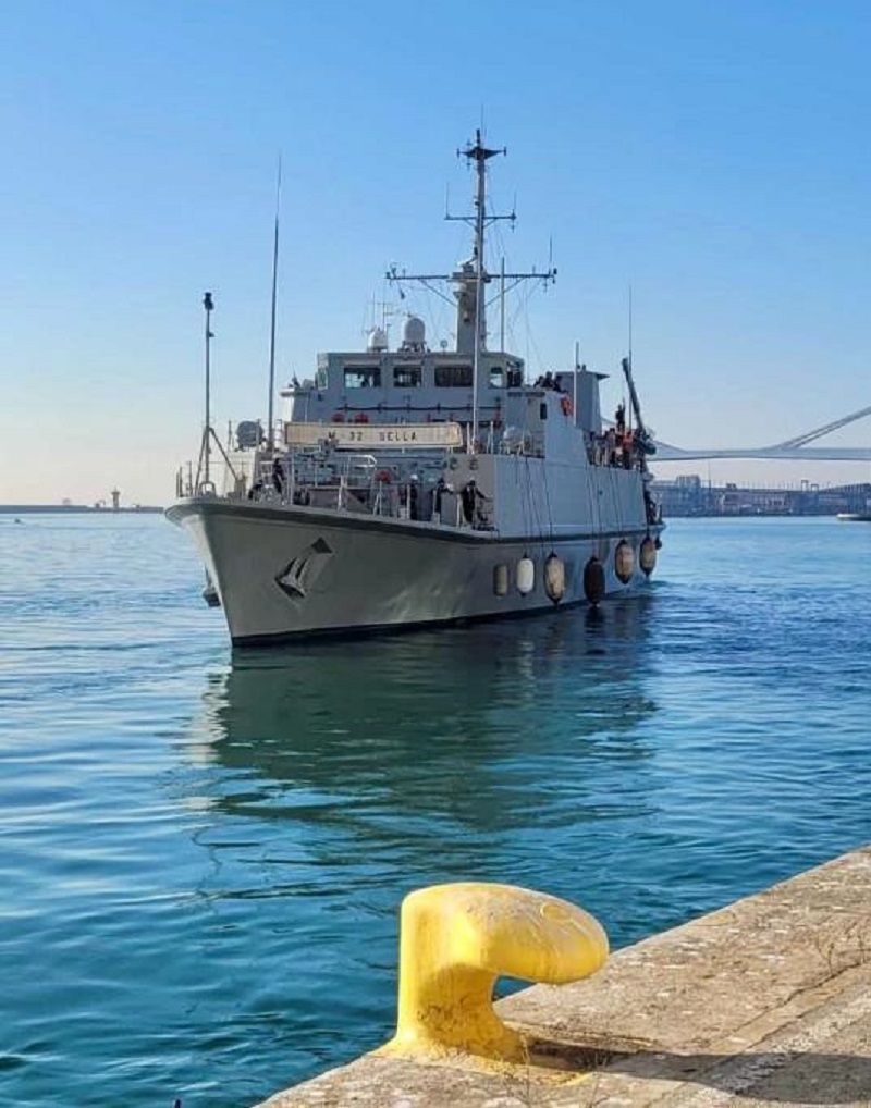 El cazaminas 'Sella' en la dársena del puerto de Barcelona