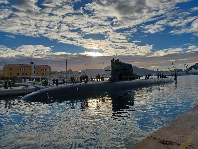 El S-81 en la fosa de atraque de la Base de Submarinos en Cartagena