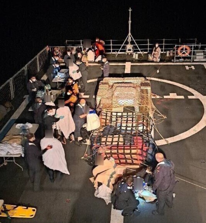 The crew and SO personnel of the ‘Atalaya’ assisting the migrants.