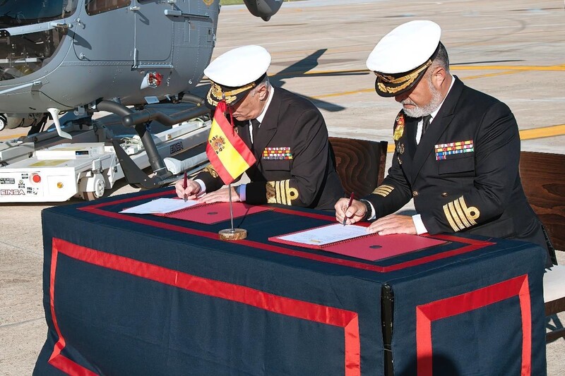 Firma del acta de trasferencia de los helicópteros del Arsenal a la Flotilla de Aeronaves