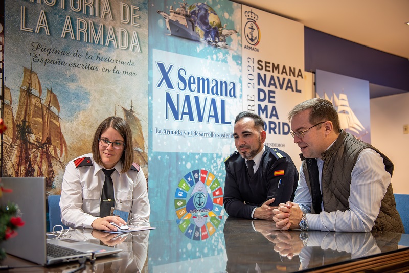 Javier Sierra con el personal de la Oficina de Comunicación de la Armada durante la videoconferencia