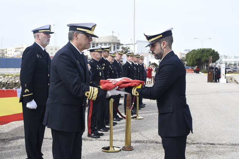 El Comandante entrega la Bandera del buque al Almirante Jefe del Arsenal de Cádiz